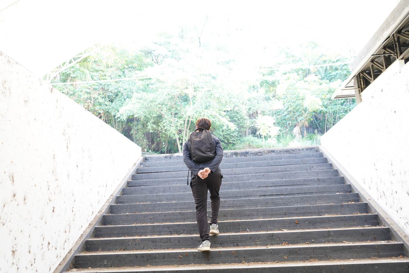 Foto de Ángel: persona subiendo una escalinata