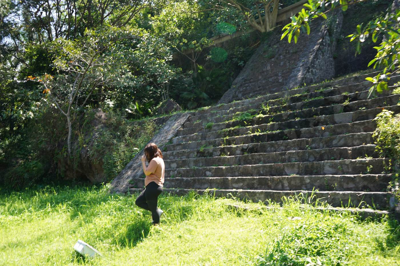 Foto de Ángel: escalinata de piedra entre verde